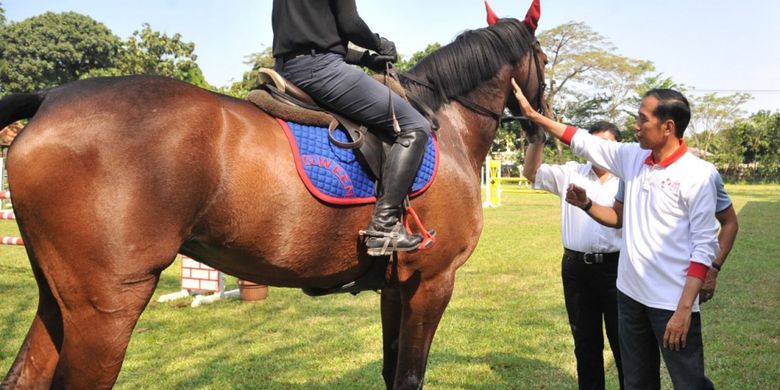 Presiden Joko Widodo, Minggu (6/5/2018), meninjau atlet Pelatnas berkuda di Arthayasa Stable, Kota Depok. 
