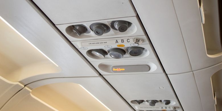 Panel tombol di atas kursi kabin pesawat