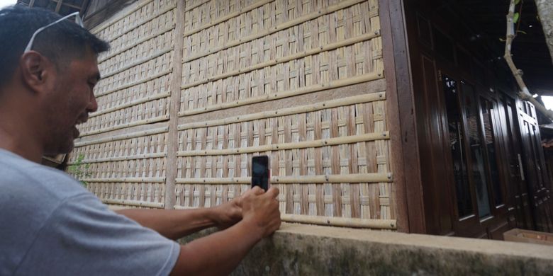 Dinding rumah adat Using di Desa Kemiren, Banyuwangi, Jatim, yang menggunakan anyaman bambu.
