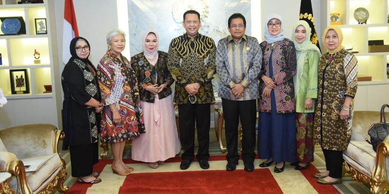 Ketua Dewan Perwakilan Rakyat (DPR) RI Bambang Soesatyo berfoto bersama pengurus Dharma Wanita Pusat (DWP), di Ruang Kerja Ketua DPR RI, Jakarta, Senin (08/07/2019).

