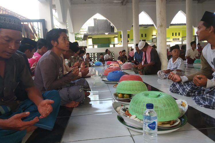 Warga Dusun Karang Renyah, Desa Darek, Lombok Tengah, Nusa Tenggara Barat, gelar ritual bersinan dalam menyambut bulan suci Ramadhan, Minggu (5/5/2019)