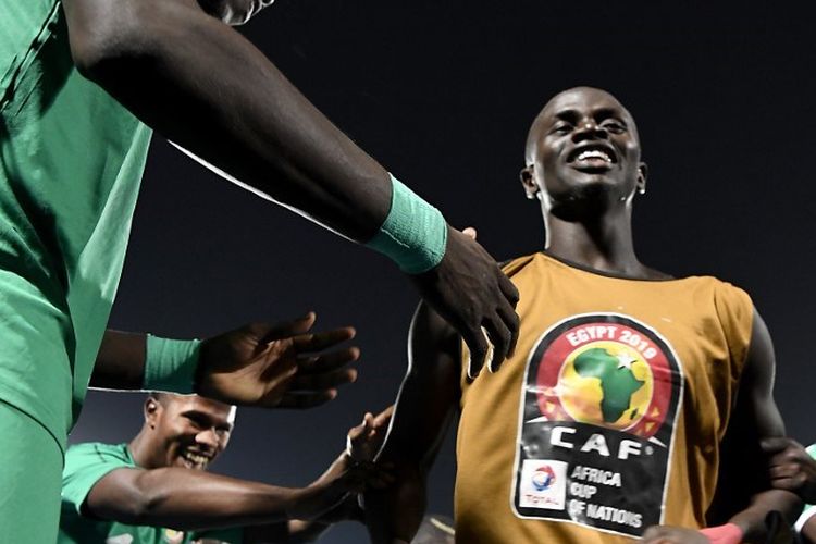 Sadio Mane merayakan kemenangan Timnas Senegal atas Tunisia pada semifinal Piala Afrika 2019, 14 Juni 2019. 