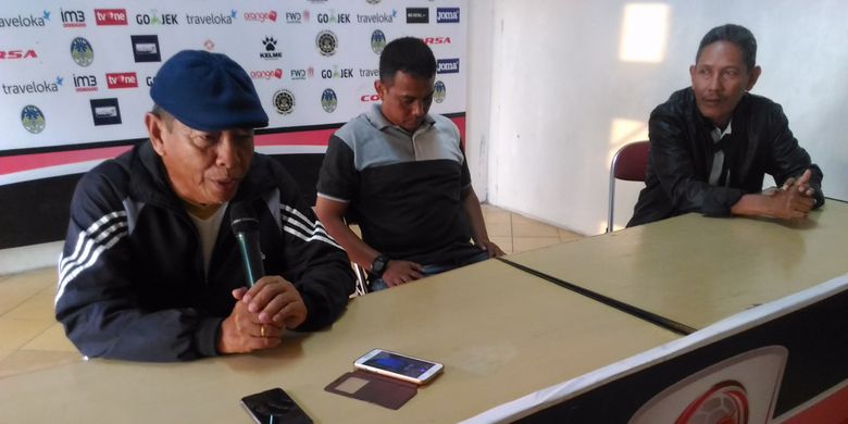 Pelatih Madiun Putra, Sartono Anwar (kiri), memberikan keterangan usai laga melawan PSIM Yogyakarta di Stadion Sultan Agung, Rabu (9/8/2017)
