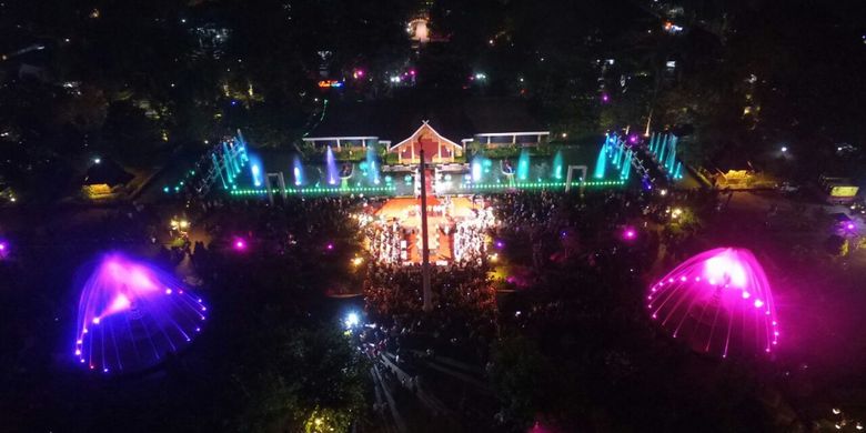 Air mancur menari di Taman Pesanggrahan Padjadjaran Komplek Alun-alun Kabupaten Purwakarta dilihat dari atas saat malam hari.