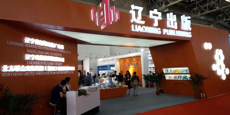 Liaoning Publishing, salah satu penerbit buku dari China, hadir dengan stan bermaterikan kayu warna coklat dalam acara Beijing International Book Fair 2017 yang diadakan pada 23-27 Agustus 2017 di Beijing, China.