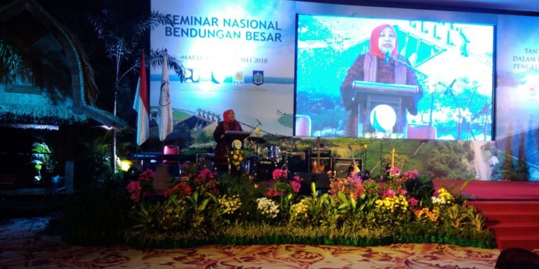 Sekretaris Jenderal  Kementerian Pekerjaan Umum dan Perumahan Rakyat (PUPR) Anita Firmanti ketika memberikan kata sambutan dalam Seminar Bendungan Besar Nasional di Lombok, Nusa Tenggara Barat, Jumat (25/5/2018).