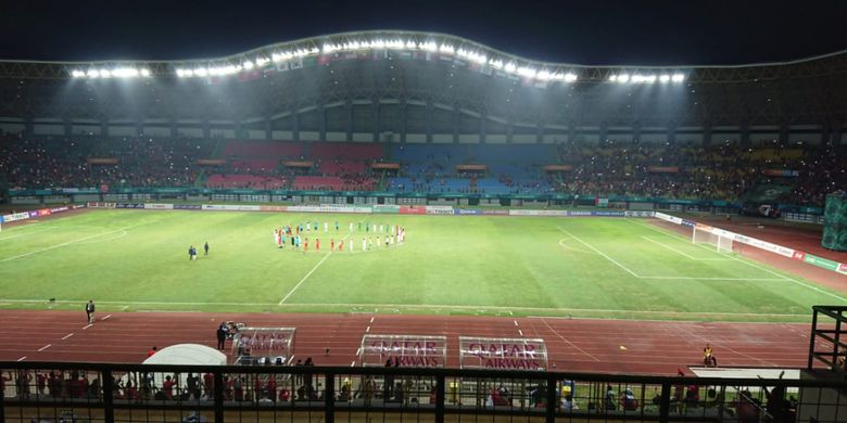 Suasana usai pertandingan, pemain dari timnas U-23 Indonesia dan U-23 Palestina melakukan sujud bersama di tengah lapangan Stadion Patriot Chandrabhaga, Bekasi, Rabu (15/8/2018).