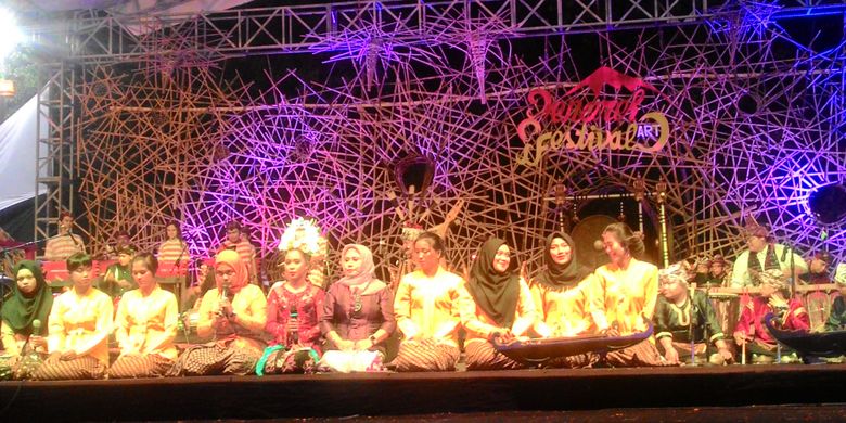 Musik gamelan nusantara dari berbagai daerah, baik Sumatera Utara, Jawa Barat, Jawa Timur, Bali, hingga Kalimantan menjadi pembuka Monoreh Art Festifal 2018 yang berlangsung di Kulon Progo, DIY, Minggu (7/10/2018).