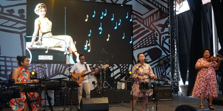 Grup band NonaRia tampil di district stage Syncronize Fest, di Gambir Expo, Kemayoran, Jakarta Pusat, Minggu (7/10/2018).
