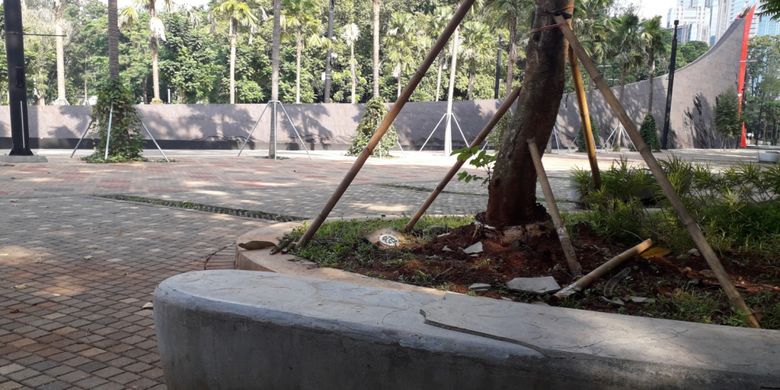 Fasilitas di sekitar caldron kompleks Gelora Bung Karno, Jakarta, yang terpantau rusak, Kamis (7/2/2019). 
