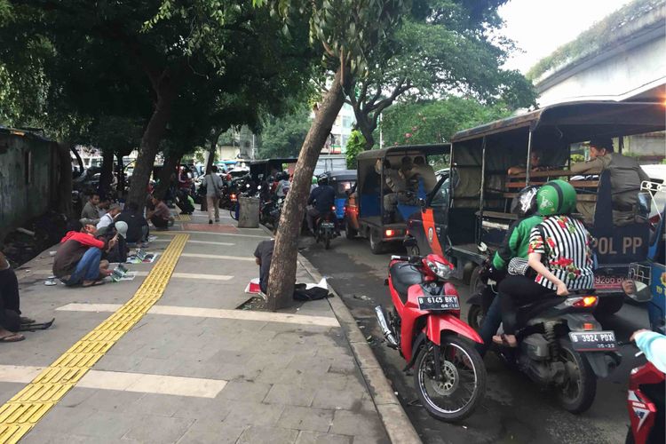 Puluhan pedagang barang bekas mengokupasi trotoar yang berada di Jalan Jatibaru Raya. Padahal ada puluhan petugas Satpol PP DKI Jakarta yang setiap hari berjaga di kawasan tersebut, Selasa (30/1/2018).