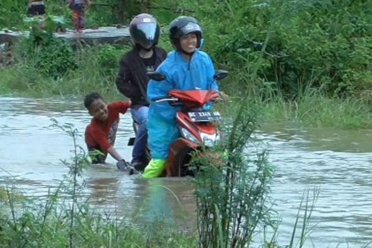 Puluhan bocah jadi mekanik dadakan di Mamuju sullawesi barat. Mereka menawarkan jasa ke pengendara motor yang mogok di tengah banjir
