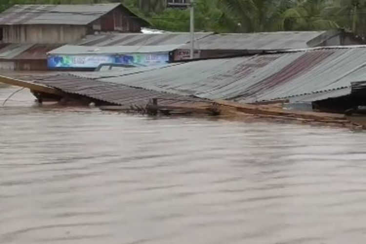Puluhan rumah warga di kota Mamuju, Sulawesi Barat hanyut terseret banjir bandang. Sejumlah warga di beberapa titik lokasi banjir dilaporkan masih terperangkap.