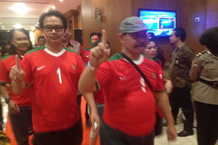 Pendukung Paslon Ganjar Yasin mengenakan kaus timnas Indonesia yang dimodifikasi dengan tambahan Ganjar-Yasin, Kamis (21/6/2018).