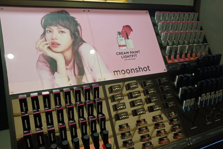 Anggota grup Black Pink, Lisa, menjadi brand ambassador lini kosmetik YG Entertainment, Moonshot yang kini membuka gerai di Grand Indonesia, Jakarta.