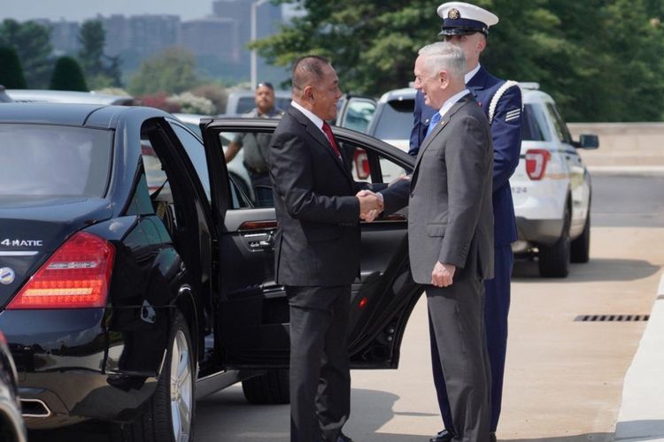 Menteri Pertahanan Republik Indonesia Ryamizard Ryacudu (kiri) ketika diterima Menteri Pertahanan Amerika Serikat James Mattis. Ryamizard berkunjung ke AS pada 27-29 Agustus 2018 untuk memperkuat kerja sama di bidang pertahanan.