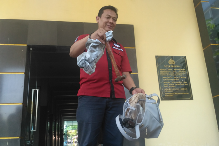 Petugas Polres Kediri, Jawa Timur, menunjukkan barang bukti palu, pisau, serta tas yang ditemukan di dalam mobil tempat penganiayaan terhadap pimpinan bank.