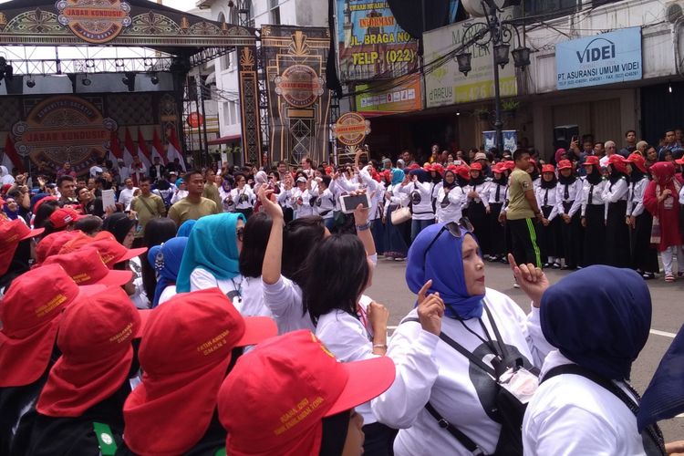 Para ibu dan mahasiswa ini rela menahan lapar demi bertemu Presiden Joko Widodo. 