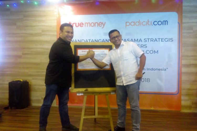 Direktur TrueMoney Indonesia, Rio da Cunha (kiri) dan Direktur Utama Indo Corpora Investama, Budi Santoso Asmadi (kanan) berfoto bersama usai meneken nota kerja sama di Grand Rubina Business Park, Jakarta Selatan, Selasa (11/12/2018).