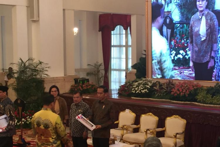 Presiden Jokowi saat menyerahkan daftar isian pelaksanaan anggaran (DIPA) APBN 2019 di Istana Negara, Jakarta, Selasa (11/12/2018).