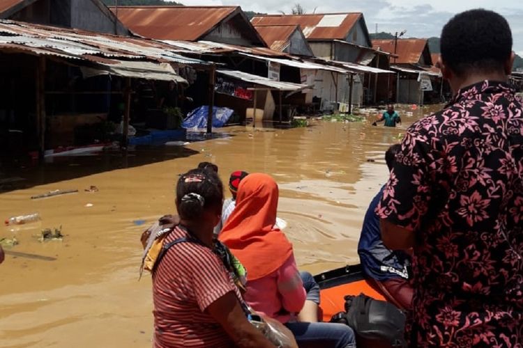 Banjir dan tanah longsor melanda Kota Jayapura, Papua, Sabtu (23/2/2019), akibat hujan deras yang turun sejak Jumat (22/2/2019) pukul 22.00 WIT hingga Sabtu dini hari. Sekitar 1.300 KK terdampak bencana ini.