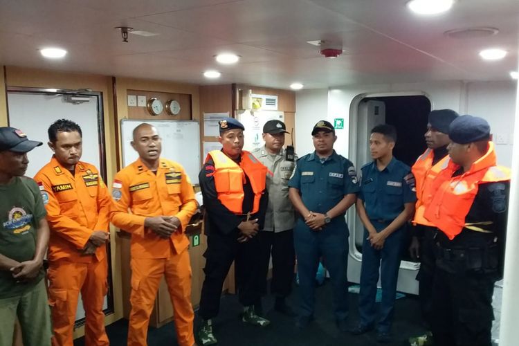 Tim SAR gabungan melakukan persiapan untuk mencari kapal berpenumpang 12 orang yang dilaporkan hilang di perairan Tual, Jumat (8/3/2019) malam 