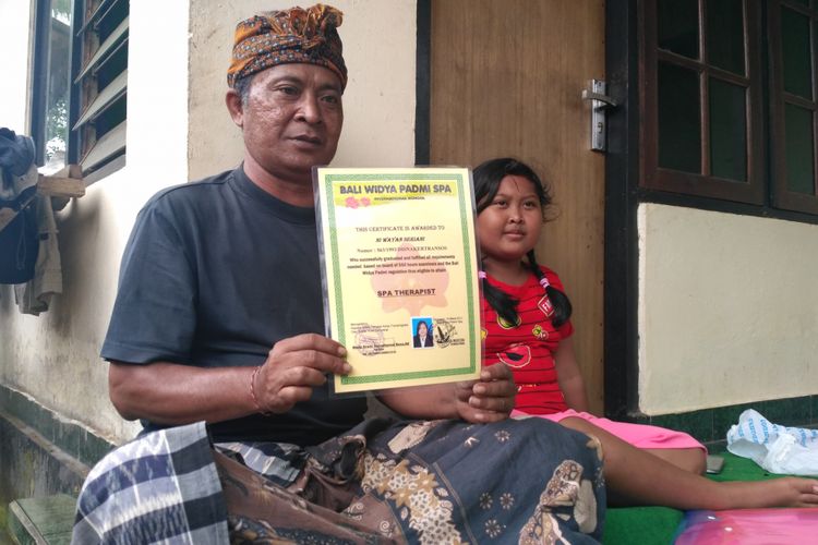  I Gusti Nyoman Putra (52)   dan putrinya Gusti Ayu Vera Noviantari (9)  saat ditemui di kediamaannya, Banjar Bentuyung, Kecamatan Ubud, Gianyar, Bali. 