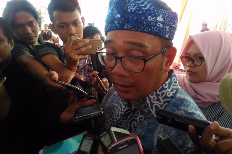 Wali Kota Bandung Ridwan Kamil memberikan keterangan usai peresmian nama jalan di bawah Jembatan Jombor, Kabupaten Sleman, Selasa (3/10/2017)