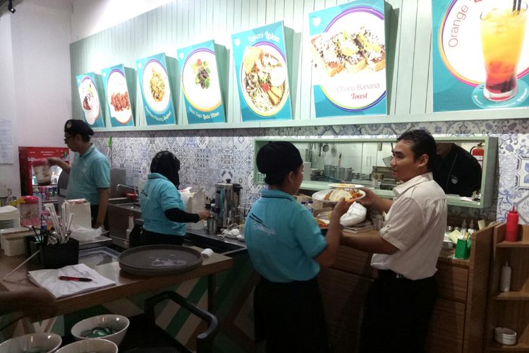 Kedai Bakmitopia, yang mengusung sebagai tempat makan surganya bakmi, menyajikan lebih dari 13 jenis hidangan bakmi.