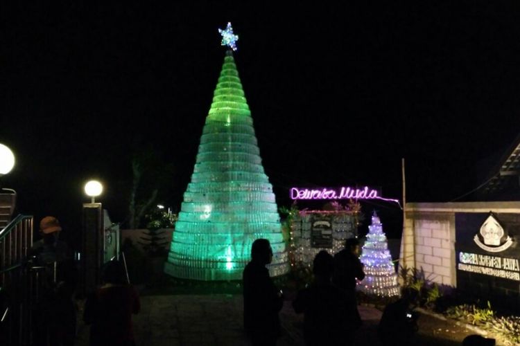 Pohon natal terbuat dari botol bekas di GKJ Baran, Rongkop, Gunungkidul. 