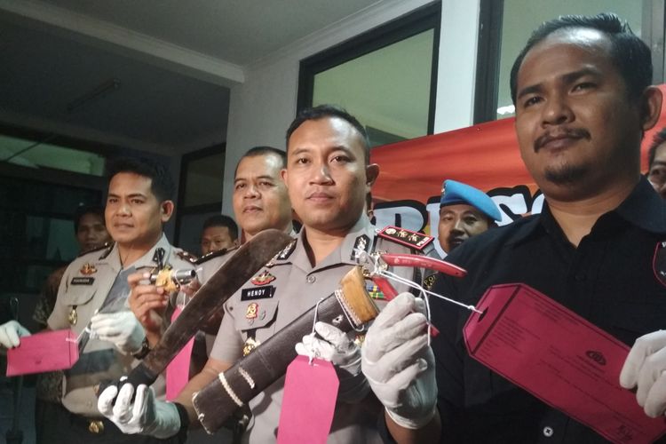 Kapolres Karawang AKBP Hendy Febrianto Kurniawan dan jajaran menunjukkan pisau dan golok yang biasa digunakan A dan O beraksi.