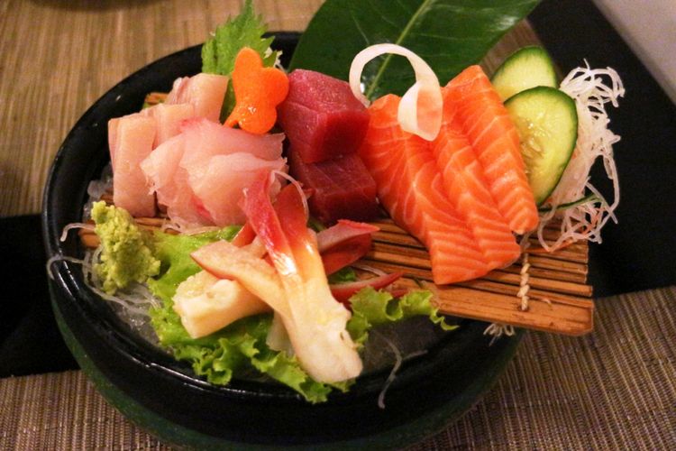 Sashimi moriawase di restoran Keyaki, Saripan Pacific Hotel Jakarta.