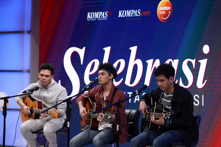 Grup band The Overtunes tampil saat Selebrasi (Selebritas Beraksi) di studio Kompas TV, Jakarta, Jumat (9/3/2018).