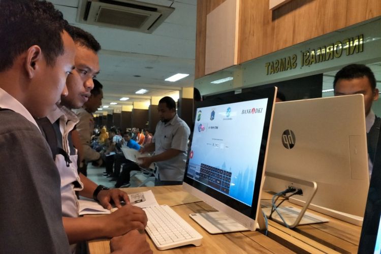 Warga memanfaatkan layanan e-form di Samsat Jakarta Selatan yang terlentak di komplek Mapolda Metro Jaya, Selasa (27/3/2018).