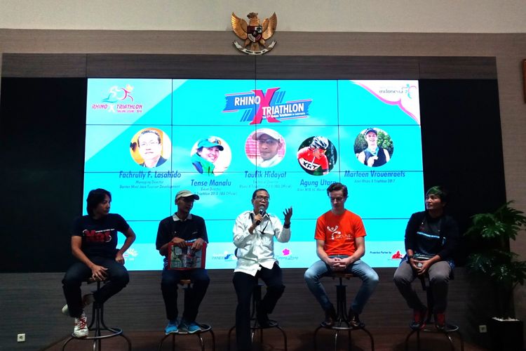 Managing Director Pengelola Kawasan Tanjung Lesung, sekaligus CEO acara, Fachrully F. Lashido (tengah) sedang memaparkan kegiatan Rhino Cross Triathlon, dalam konfrensi pers, di Menara Batavia, Jakarta, Rabu (25/4/2018).