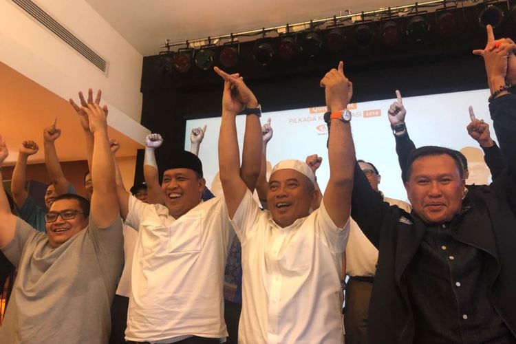 Pasangan calon wali kota dan wakil wali kota Bekasi, Rahmat Effendi dan Tri Adhianto, usai melihat hasil quick count Pilkada Kota Bekasi, Rabu (27/6/2018). 