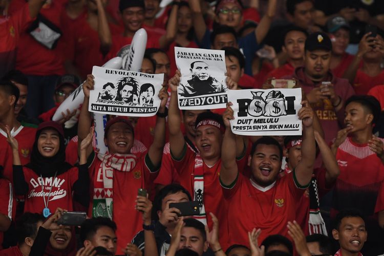 Suporter membentangkan poster dalam pertandingan lanjutan Piala AFF 2018 antara Indonesia melawan Filipina di Stadion Gelora Bung Karno, Jakarta, Minggu (25/11/2018).