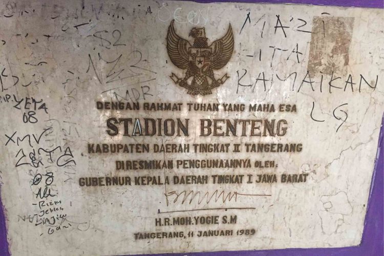 Kondisi Stadion Benteng yang berada di Jalan Taman Makam Pahlawan Taruna, Tangerang, kian memprihatinkan. Stadion yang hendak dijadikan sebagai olahraga indoor oleh Pemerintah Kota (Pemkot) Tangerang itu tampak tidak terawat, Kamis (29/11/2018). 