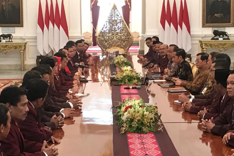 Presiden Joko Widodo saat menerima pengurus Persatuan Perawat Nasional Indonesia (PPNI) di Istana Merdeka, Jakarta, Selasa (4/12/2018).