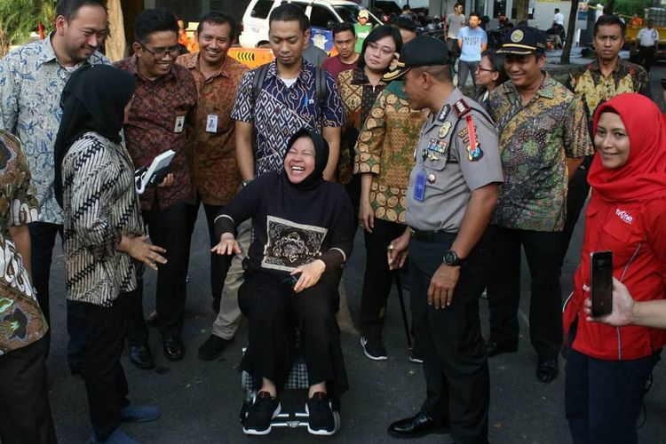 Walikota Surabaya, Tri Rismaharini mengawasi normalisasi Jalan Gubeng dari kursi roda.