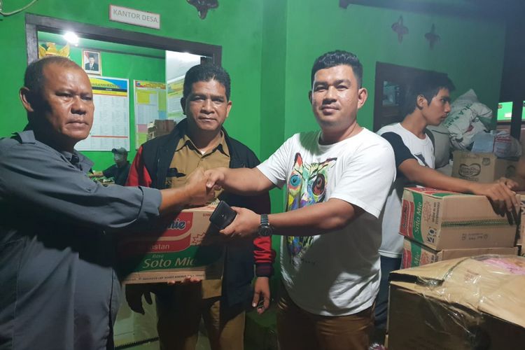 Kepala Badan Penghubung Pemerintah Aceh (BPPA), Almuniza Kamal (kanan) menyerahkan bantuan masa darurat bencana pacsa-tsunami kepda Lurah Desa     Desa Tingkilsari, Kecamatan Cimanggu, Pandeglang, Provinsi Banten, Senin (24/12/2018).