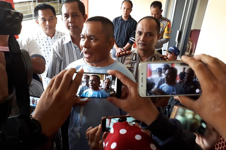 Kapolda Sumsel Irjen Pol Zulkarnain Adinegara saat memberikan keterangan di rumah sakit Bhayangkara Palembang, Minggu (6/1/2019). Jenderal bintang dua ini sebelumnya menjadi korban tabrik lari oleh ojek online.