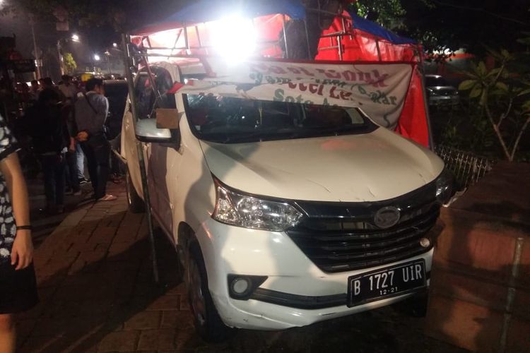 Mobil yang tabrak warung Pecel Lele di Kemanggisan, Palmerah, Jakarta Barat pada Minggu (7/4/2019)