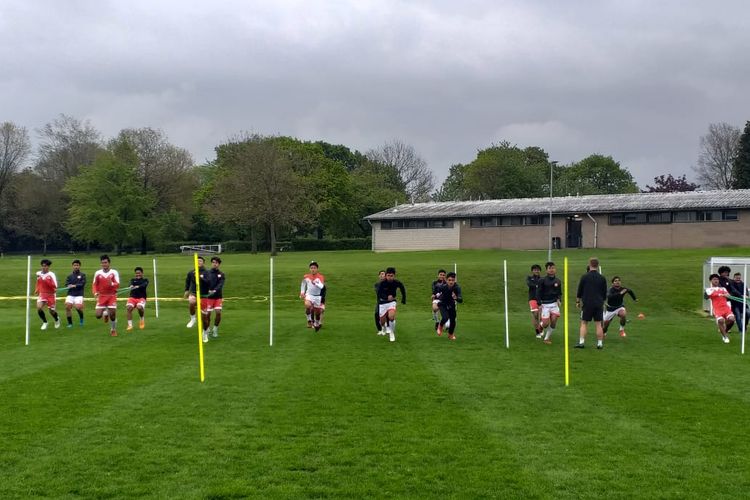 Para pemain Garuda Select menjalani latihan di Aston Recreation Centre, Birmingham, Kamis (9/5/2019).