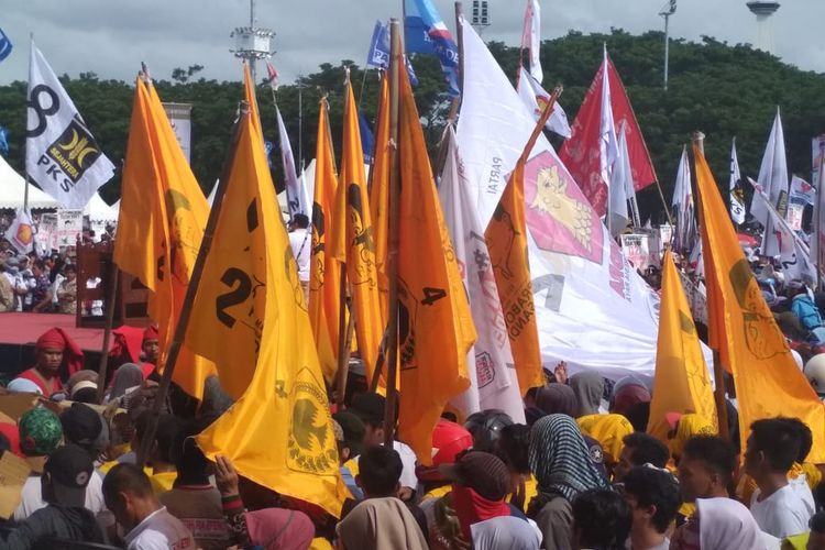 Beberapa bendera yang memperlihatkan lambang Partai Golkar beserta nomor urutnya berkibar saat kampanye capres nomor urut 02 Prabowo Subianto di Lapangan Karebosi Makassar, Sulawesi Selatan, Minggu (24/3/2019).