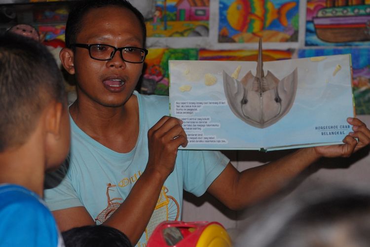 Yulianto (29), pengelola Rumah Baca Bintang mendongeng untuk anak-anak di Rumah Baca Bintang di Desa Sumberjosari, Kecamatan Karangrayung, Kabupaten Grobogan, Jawa Tengah, Jumat (29/8/2019).