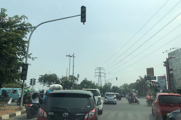 Lampu lalu lintas di perempatan Cililitan padam, Minggu (4/8/2019).