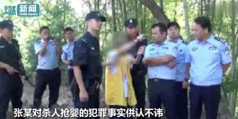 Polisi melakukan olah TKP bersama seorang pria yang merupakan pelaku pembunuhan pasangan suami istri di Henan, China, 2001 ailam.