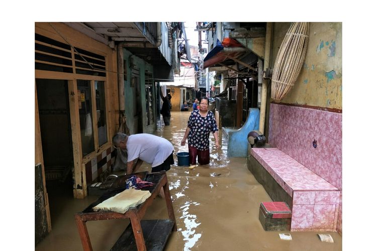 Banjir di Kebon Pala, Kampung Melayu,  Jakarta Timur mulai surut, Sabtu (27/4/2019).