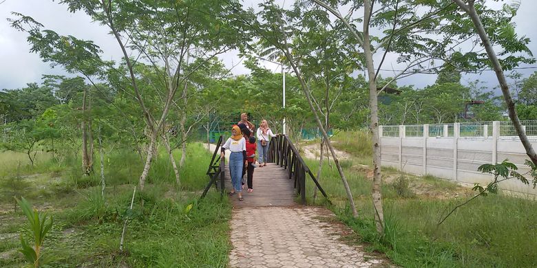 Pengunjung menikmati suasana pusat penyelamatan satwa yang rindang ditumbuhi pohon sengon di Desa Riding Panjang, Bangka, Kepulauan Bangka Belitung, Selasa (18/6/2019).